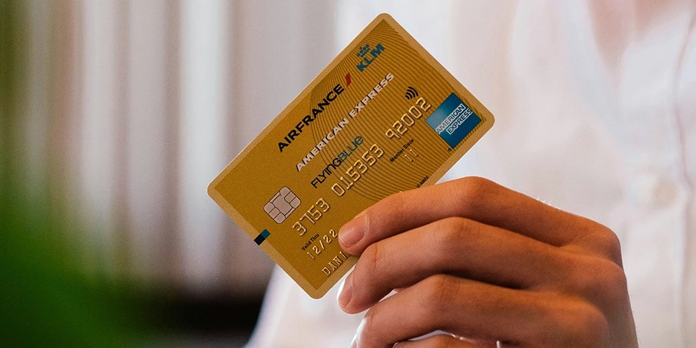 Homem segurando um cartão consignado