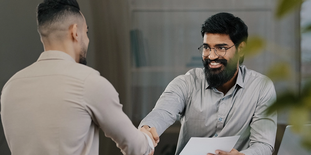 Consultor finalizando um crédito pessoal